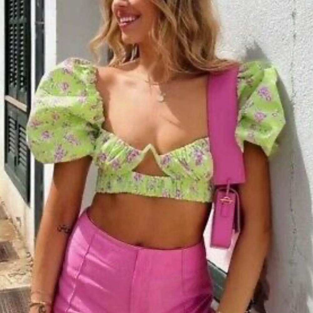 Crop top with small flower print and puffy sleeves